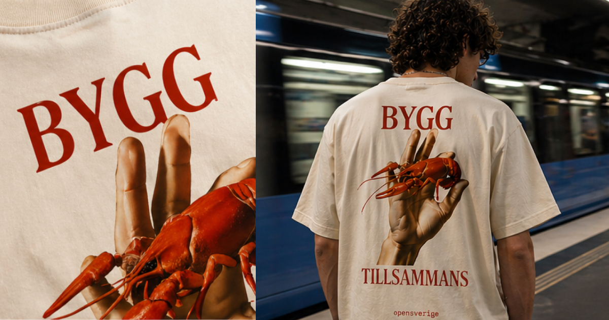 OpenSverige t-shirt — 'BYGG TILLSAMMANS' med kräft-tryck, buren i en tunnelbanestation.